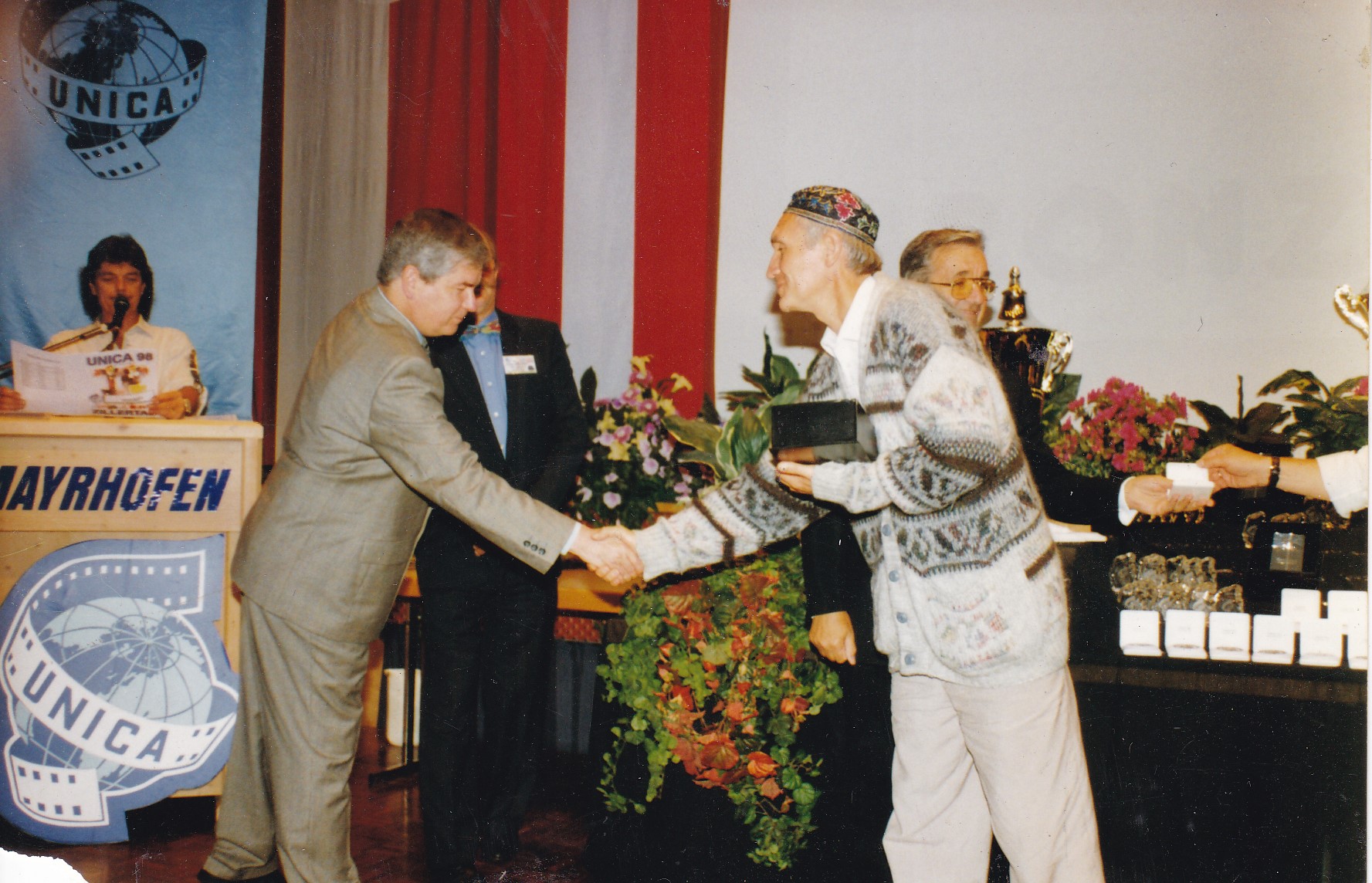 1998_Награждение_Б_Лебедева_на_фестивале_УНИКА